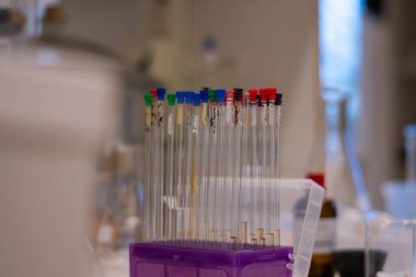 Nükleer manyetik rezonans NMR tüpü bir kimya laboratuvarında kimyasal reaksiyonların kimyasal analizi için kutuda tutulur.