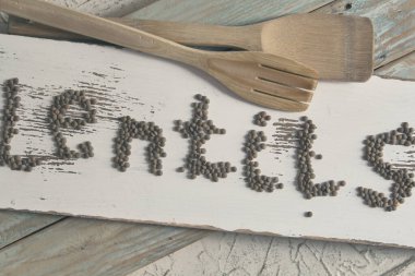 Tahtadaki çiğ mercimek