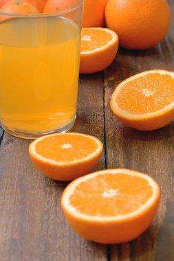 Taze sıkılmış portakal suyu.