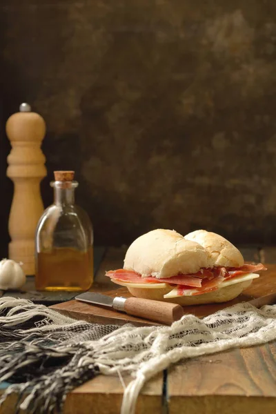 Brot mit Schinken und Käse — Stockfoto