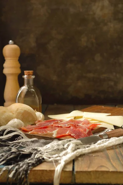 Auswahl an Schinken und Käse Stockbild