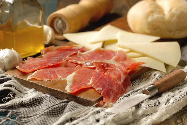 Assortimento di prosciutto e formaggio — Foto Stock