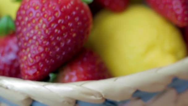 Blick Auf Einige Erdbeeren Und Frische Zitronen — Stockvideo
