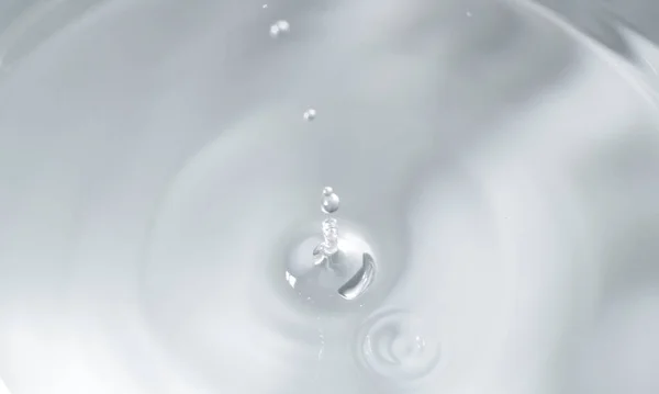 落下する水滴からの水のスプラッシュは — ストック写真