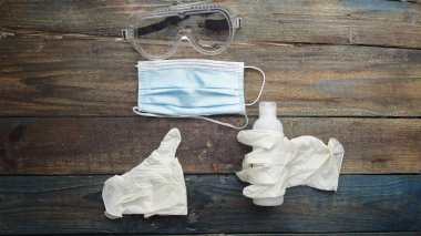 Enfeksiyondan korunmak için farklı objelerle dolu bir masa.