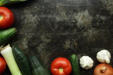 Bahçeden elde edilen sebzelerle dolu bir masa.