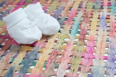 Beyaz ayakkabılarla Bebek Duyuru