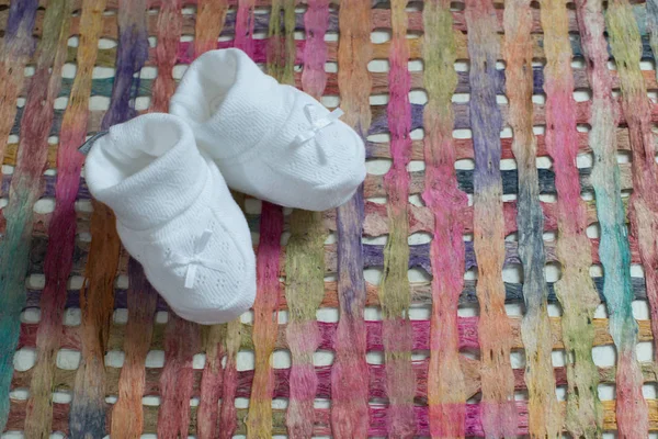 Baby announcement with white shoes — Stock Photo, Image