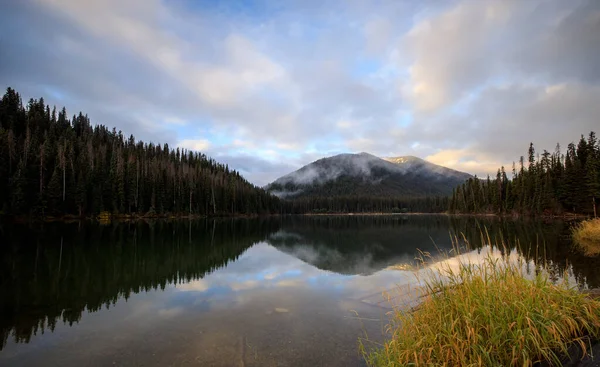 Beautiful Mountain Lake Reflection October Morning — 스톡 사진