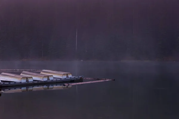 Båtar Vilar Sjön Vacker Oktober Morgon — Stockfoto