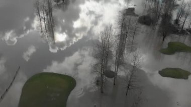 Sel basmış golf sahasının yukarıdan aşağı hava görüntüsü