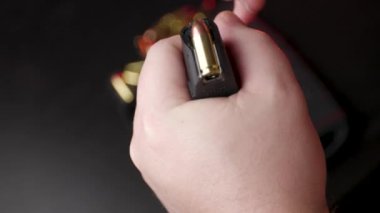 9mm 'lik şarjör mermileri arka planda yükleniyor
