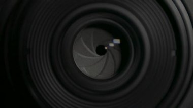 Kamera merceği açılıyor ve kapanıyor, f-stop açıklığı