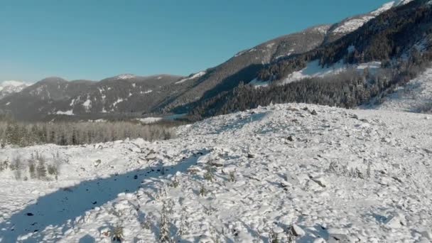 雪に覆われた岩のスライドの空中ビュー — ストック動画