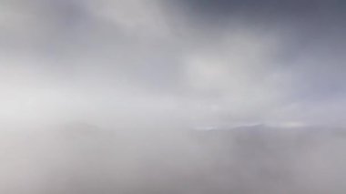 Dağlardan geçen bulutlar zaman aşımına uğruyor
