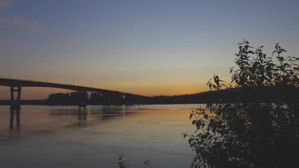 Verkehr Fließt Bei Sonnenuntergang Über Brücke — Stockvideo