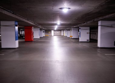 Parlak yeraltı otoparkı çıkışı. 