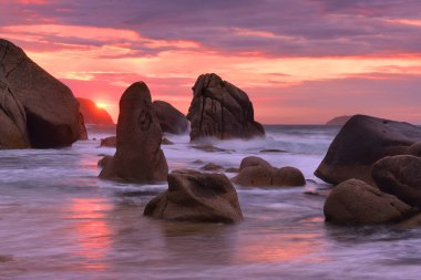 Şafak güneşi dalgaları, Japon denizi, Rus uzak doğusu.