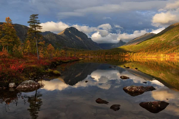 Lac Montagne Calme Par Une Matinée Ensoleillée Lac Invisible Kolyma — Photo