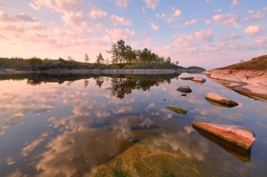 Ladoga Gölü 'nün kayalık kıyısında bulutlu bir sabah, Karelia Cumhuriyeti, Rusya