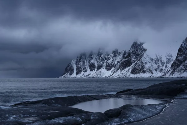 Costa Mar Rochosa Coberta Neve Ilha Senja Noruega — Fotografia de Stock