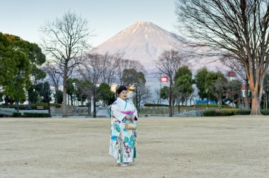 Geleneksel kimono giyen güzel Japon gençleri Japonya 'nın Fuji şehrinde Yaş Dönüşü Günü' nü kutlamayı dört gözle bekliyorlar. Fuji Dağı arka planı. Yatay çekim.