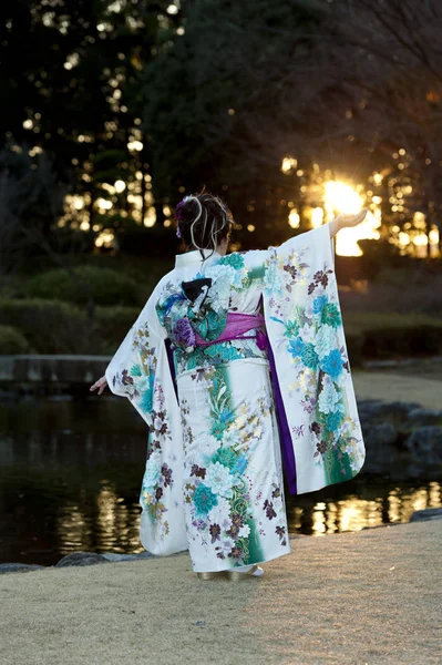 Japansk Tonåring Bär Traditionell Kimono Rygg Och Armar Utsträckt Med — Stockfoto