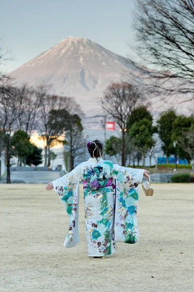 Japanska Tonåring Bär Traditionell Kimono Med Utsträckta Armar Överväger Skönheten — Stockfoto