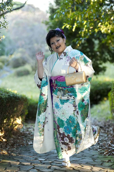 Vacker Japansk Tonåring Som Bär Kimono Leende Och Ser Fram — Stockfoto