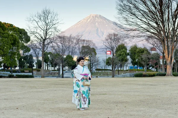 Vacker Japansk Tonåring Bär Traditionell Kimono Stående Ser Fram Emot — Stockfoto