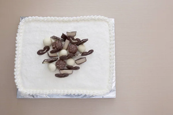 生日蛋糕用糖衣和各种巧克力装饰 木桌背景 侧向射击 复制空间 顶部视图 — 图库照片