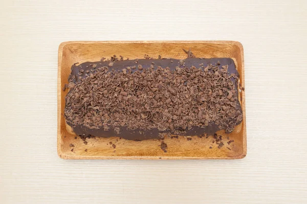 Heerlijke Zelfgemaakte Gerolde Taart Met Chocolade Glazuur Geraspte Chocolade Bovenaanzicht — Stockfoto