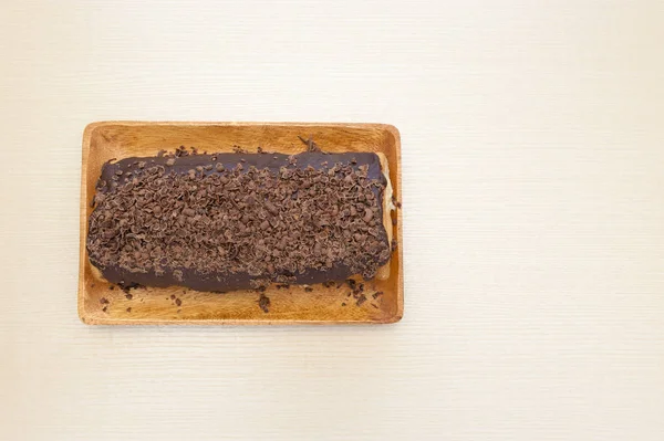 Heerlijke Zelfgemaakte Gerolde Taart Met Chocolade Glazuur Geraspte Chocolade Bovenaanzicht — Stockfoto