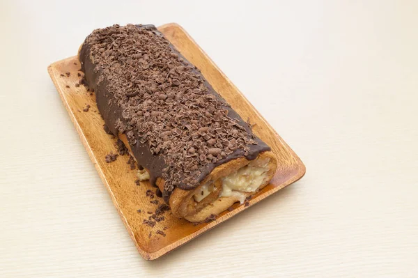 Heerlijke Zelfgemaakte Gerolde Taart Met Chocolade Glazuur Geraspte Chocolade Loodrecht — Stockfoto