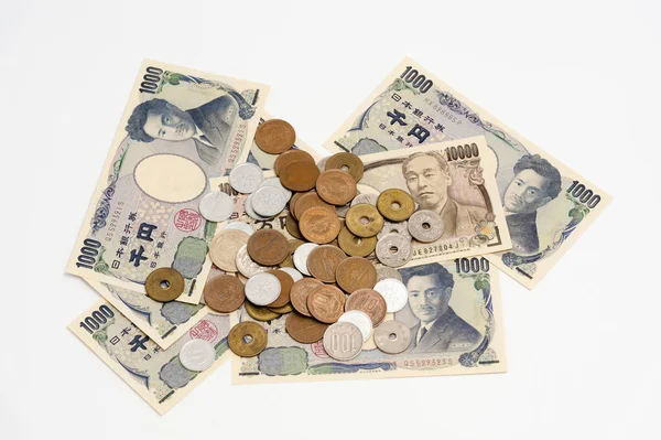 コピースペースの白い背景に隔離された千円 万円の銀行券や様々なコインで日本のお金 水平射撃 — ストック写真