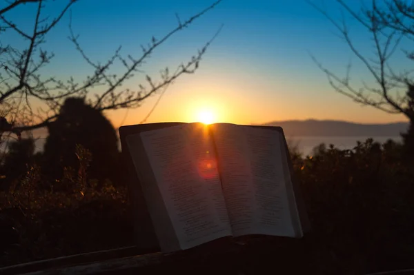 Bible Ouverte Lever Soleil Avec Fusée Éclairante Dans Ville Fuji — Photo