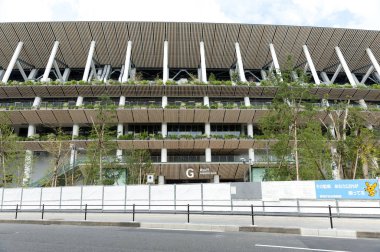 Shinjuku Şehri, Tokyo, Japonya - 30 Eylül 2019: 2020 Olimpiyatları için inşa halindeki New Tokyo Ulusal Stadyumu 'nun Aoyama Kapısı' nın G girişinin görüntüsü. Yatay resim.