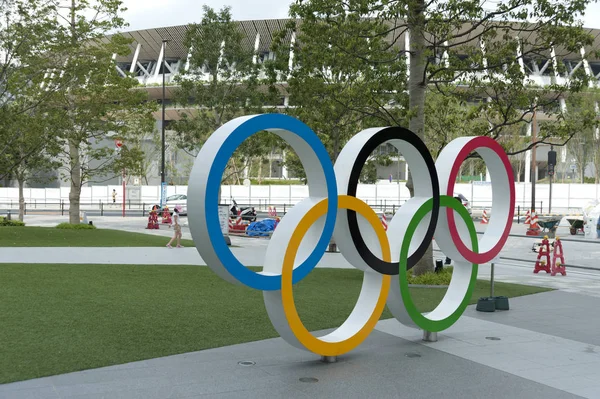 Shinjuku Şehri, Tokyo, Japonya - 30 Eylül 2019: Olimpiyat Halkaları 'nın Perspektif Görünümü. Yeni Ulusal Stadyum (Tokyo) ile arkaplan).