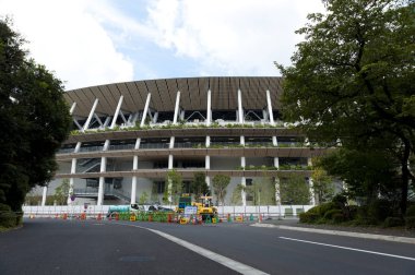 Shinjuku Şehri, Tokyo, Japonya - 30 Eylül 2019: 2020 Olimpiyat Oyunları için inşa halindeki Tokyo Yeni Ulusal Stadyumu 'nun ön manzarası. Mavi gökyüzü arkaplanı.