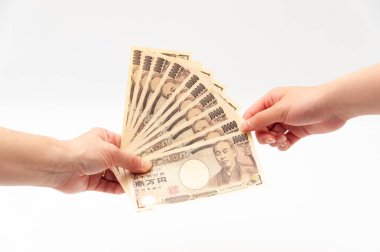 El ele tutuşma (ödeme / ödeme) 100,000 yen. Beyaz arka planda izole edilmiş. Yatay çekim.