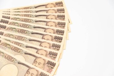 10,000 yen 'lik banknotlar halinde 100.000 yen. Beyaz arka planda izole edilmiş. Uzayı kopyala Yatay çekim.