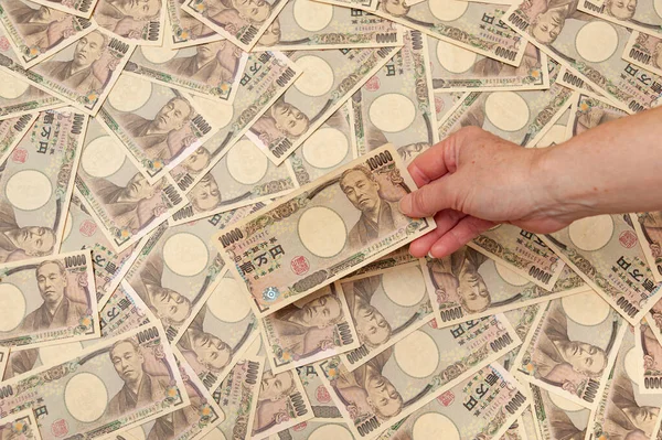 1万円札の手札 1万円札数枚 の背景 日本のお金 金融豊かさ 水平射撃 — ストック写真