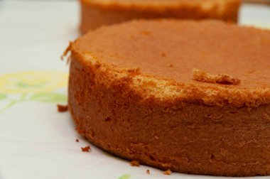 Sünger kek yapıyorum. Yakın plan. Yan görüş. Yatay çekim.