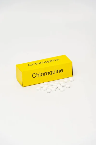 Chloorquine Verpakking Met Verstrooide Tabletten Geïsoleerd Witte Achtergrond Chloorquine Een — Stockfoto