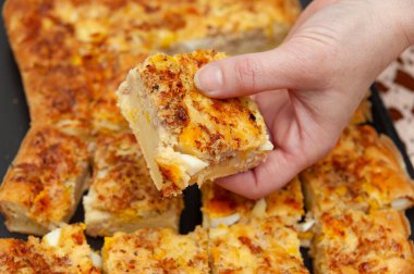Bir parça Brezilya usulü Blender Savoury Pie alan kadın elleri - Geleneksel Brezilya yemekleri ton balığı, haşlanmış yumurta, mısır, doğranmış tavuk, sebze vs.. 