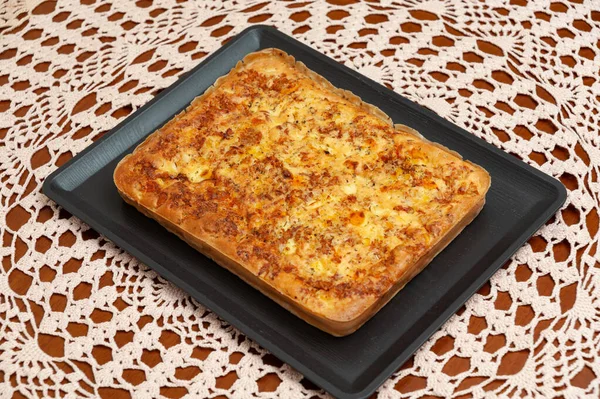Brezilya Blender Savoury Pie - Ton balığı, haşlanmış yumurta, mısır, doğranmış tavuk, sebze vb. ile yapılan geleneksel Brezilya yemeği. El yapımı örgü havlusu arka planı.