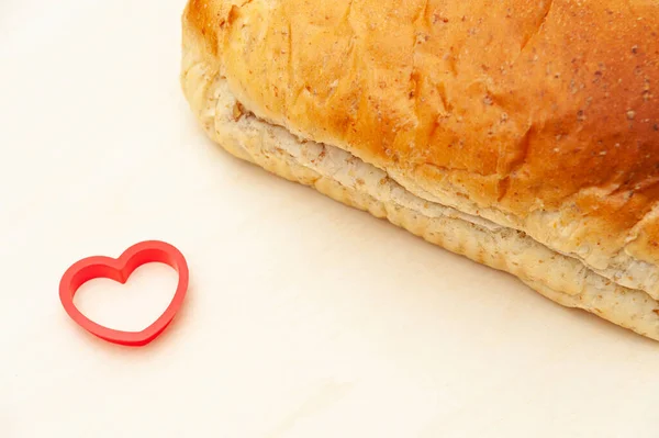 Braziliaans Zelfgemaakt Brood Naast Een Rood Hartvormig Object Geïsoleerd Lichte — Stockfoto