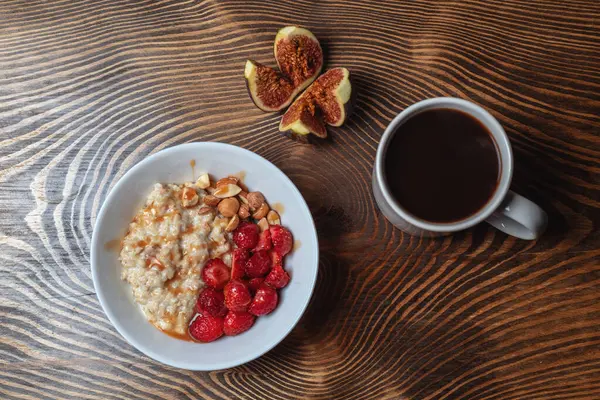 Frühstück Haferbrei mit Früchten Beeren und Kaffeetasse. Konzept für gesundes Frühstück — Stockfoto