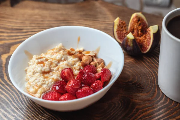 Frühstück Haferbrei mit Früchten Beeren und Kaffeetasse. Konzept für gesundes Frühstück — Stockfoto