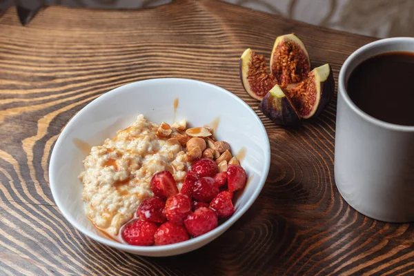 Frühstück Haferbrei mit Früchten Beeren und Kaffeetasse. Konzept für gesundes Frühstück — Stockfoto